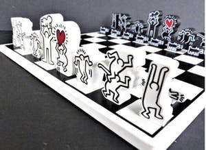 Keith Haring - Schaakspel met 3D vernist houten schaakstukken ,gesigneerd kopen? Bied vanaf 95!