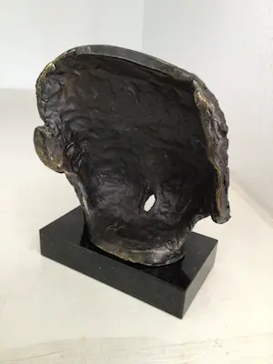 Astrid Veldhuyzen-Koppen - Sculptuur “ TWEE GEZICHTEN “. Gesigneerd kopen? Bied vanaf 1!