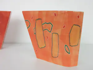 Ines de Booy - Twee kleurrijke keramieken vazen met golfende vorm kopen? Bied vanaf 60!