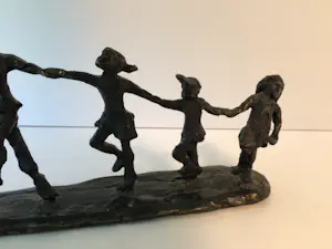 Astrid Veldhuyzen-Koppen - Sculptuur “ Kinderspel “. Gesigneerd kopen? Bied vanaf 1!