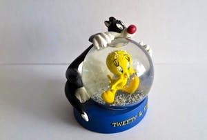 Curiosa - Warner Bros - Snowglobe "Tweety en Silvester" - Leuk Kerst item kopen? Bied vanaf 1!