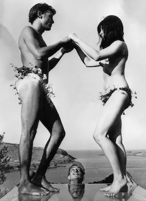 Niet of onleesbaar gesigneerd - Zwart/wit-foto van Salvador Dalí & Adam en Eva de 'Sardana' dansend kaufen? Bieten Sie von 1!