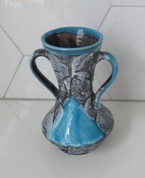 Vallauris Keramiek - Twee Sixties lichtblauwe Fatlava vaasjes kopen? Bied vanaf 1!