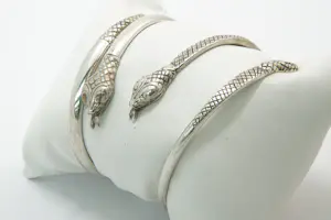 42- TWEE  1e geh. zilveren  slangen armbanden - gefaseerd glad/bewerkt model kopen? Bied vanaf 60!