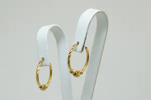 15-  Sierlijk paar hoog gehalte 22krt geel-gouden oor-ringen met balletjes kopen? Bied vanaf 180!