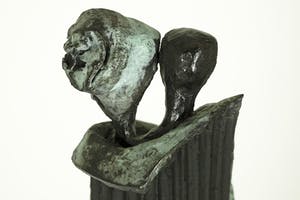 Renee van Leusden - Twee figuren in zuil 'Shelter' kopen? Bied vanaf 550!