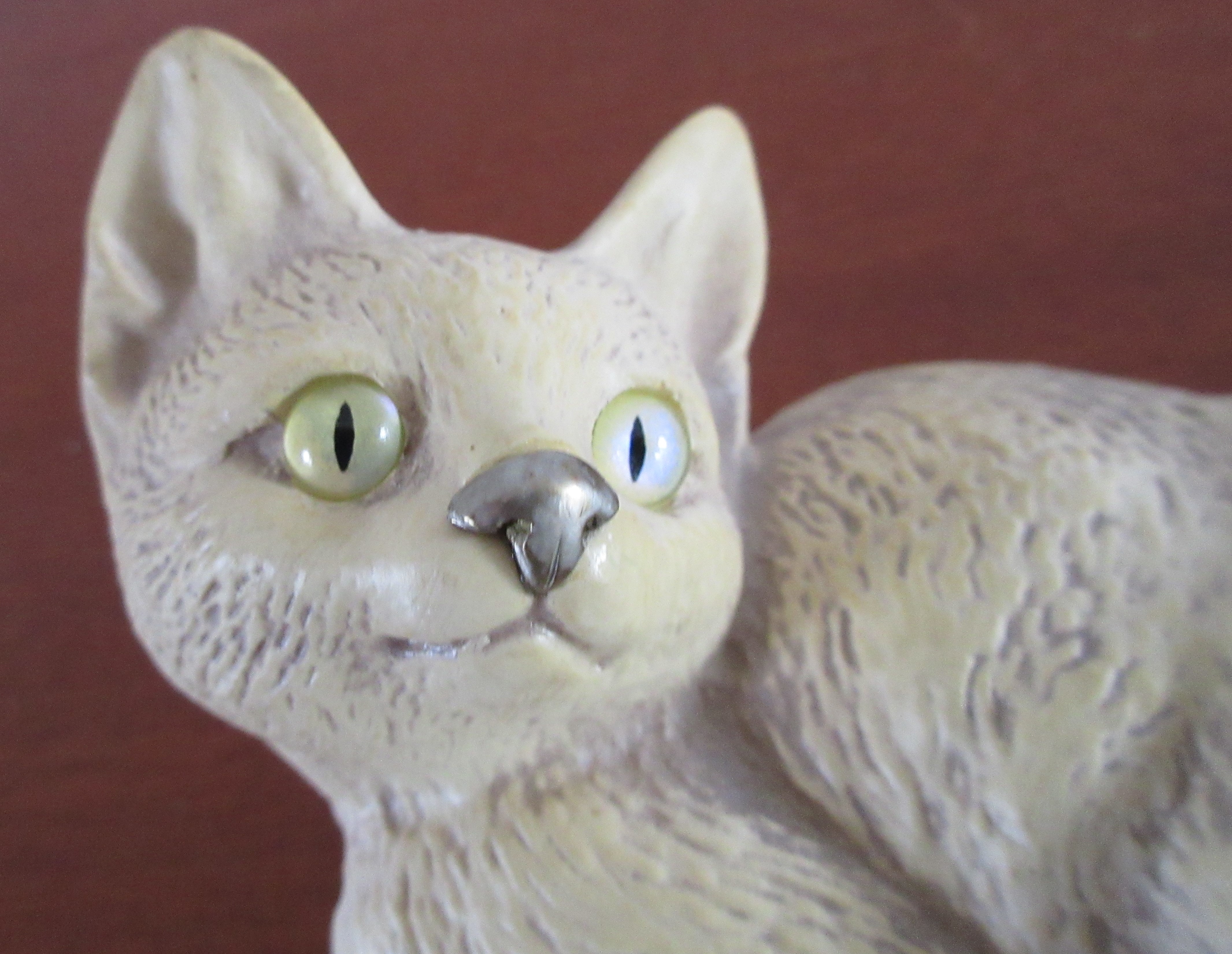 Niet of onleesbaar gesigneerd - Handgemaakte plastiek van een kat - Resin kopen? Bied vanaf 1!