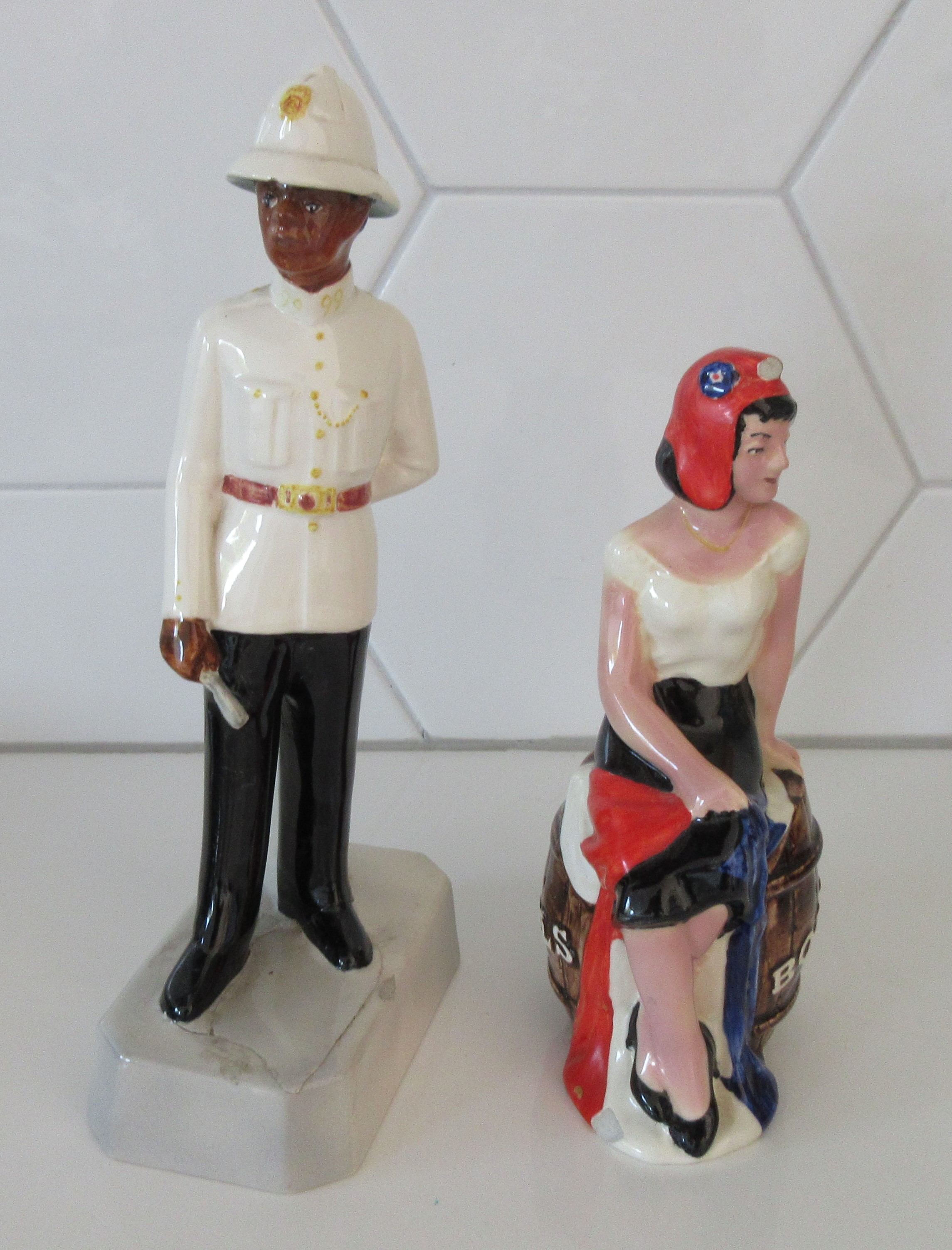 Plateelbakkerij Zenith - Twee zeldzame Bols kruikjes "Marianne France" & "Bahamas Policeman" verkocht voor € 1!