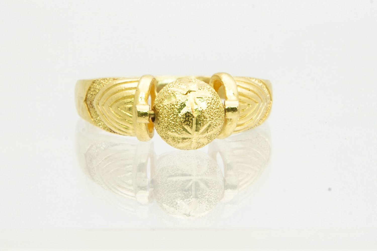 53 - Fraai bewerkte geel-gouden 18 krt ronddraaiende bal ring. kopen? Bied vanaf 390!