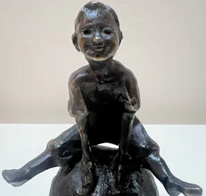 Astrid Veldhuyzen-Koppen - Bronzen sculptuur | Meisje op bal kopen? Bied vanaf 125!