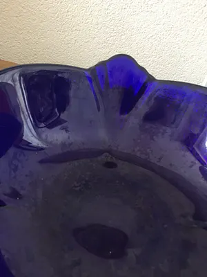 Niet of onleesbaar gesigneerd - Zware blauwe glazen schaal met groot drinkglas kopen? Bied vanaf 1!