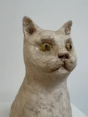 Tine Goudriaan-van Waning - Keramiek sculptuur | 'Zittende poes, gele ogen' kopen? Bied vanaf 1!