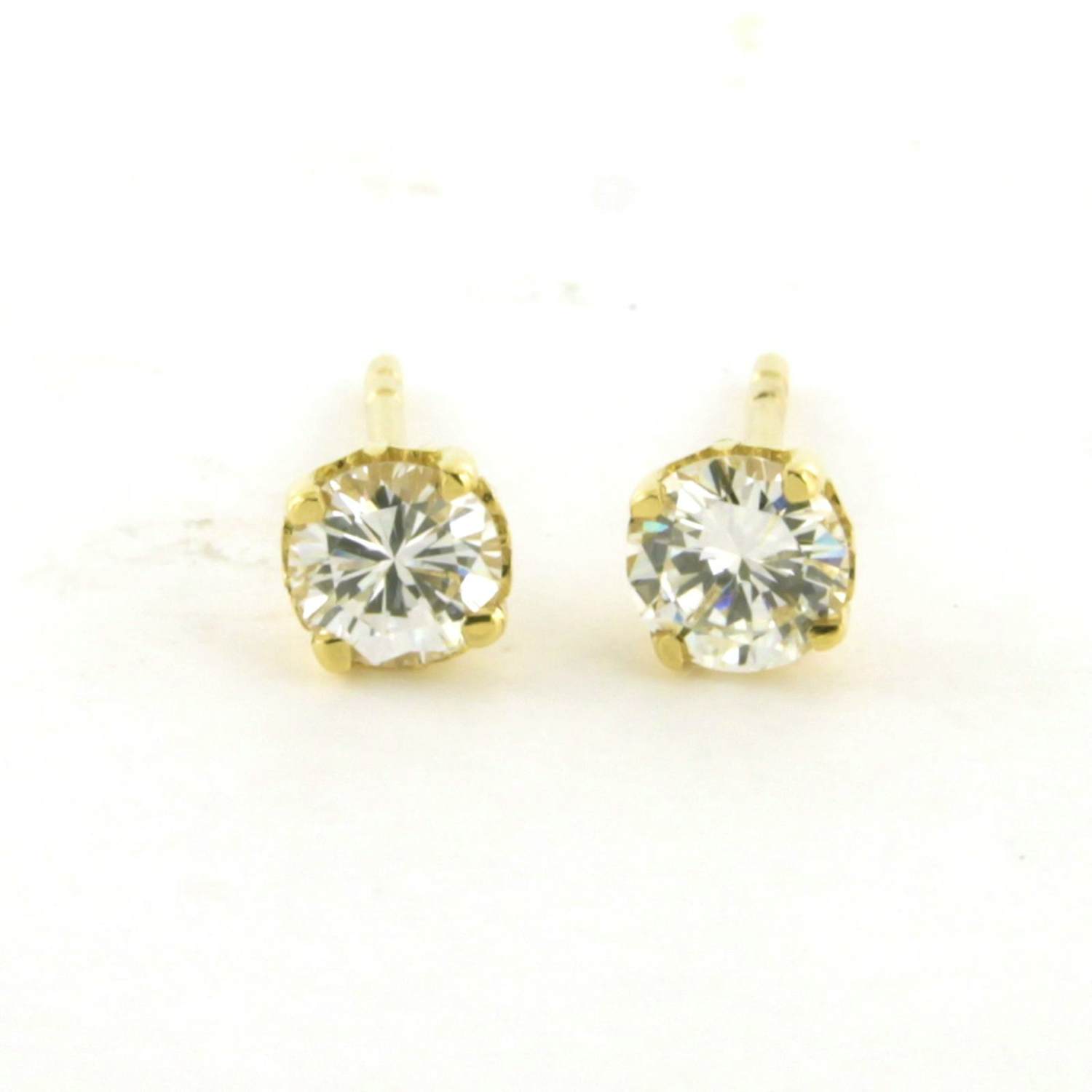 18k geel gouden solitair oorknoppen met briljant geslepen diamant tot. 0.64ct verkocht voor € 710!