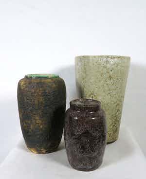 Pieter Groeneveldt - Lot van drie aardewerken vaasjes verkocht voor € 45!