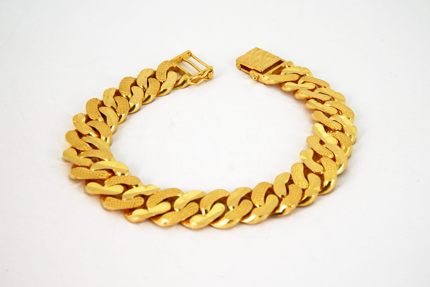 70 - MASSIEF 20 karaats gouden gourmette armband - mat & glans afwerking kopen? Bied vanaf 1970!