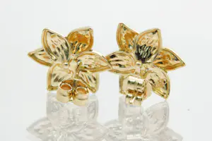 100 - Een paar mooi gedetailleerde 18Kt tricolor gouden oorstekers - bloemmotief kopen? Bied vanaf 240!