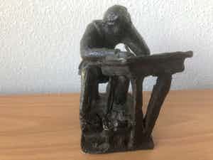 Klaas van den Berg - Zwaar bronzen beeld met certificaat. verkocht voor € 65!