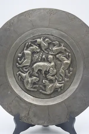 Niet of onleesbaar gesigneerd - Prachtige Zeer Zeldzame Oude Schotel met van Griffioenen en Fabeldieren kopen? Bied vanaf 1!