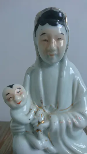Niet of onleesbaar gesigneerd - Porseleinen beeldje Guanyin/Kwan Yin kopen? Bied vanaf 1!