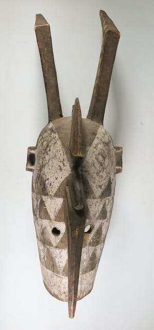 Niet of onleesbaar gesigneerd - Groot houten masker met hoorns kopen? Bied vanaf 1!