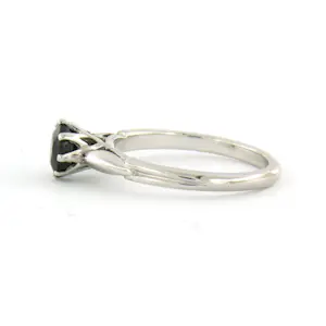 14k wit gouden solitair ring bezet met saffier tot. 0.70ct – 2.4 gram kopen? Bied vanaf 220!