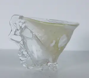 Yvon Trossèl - Diverse speels gevormde glasobjecten ('Bonbonella', 2 kopjes, hanger en vaasje) kopen? Bied vanaf 80!