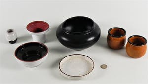 Niet of onleesbaar gesigneerd - 60-er jaren 6 keramische vaasjes + 1 schaaltje kopen? Bied vanaf 1!