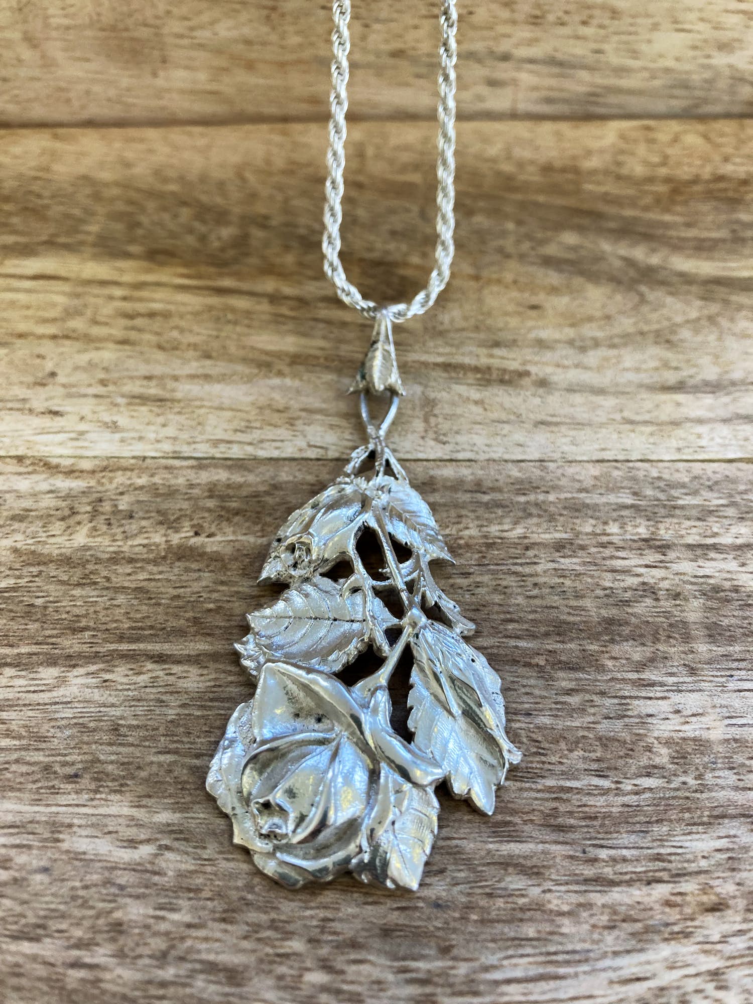 Zilveren rooshanger met koord collier kopen? Bied vanaf 39!