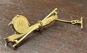 Anneke Schat - Dasspeld met gouden Mexicaans muntstukje kopen? Bied vanaf 500!