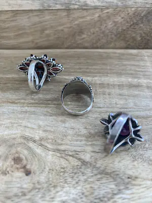 Een Lotje van drie zilveren ringen met kleursteen kopen? Bied vanaf 39!