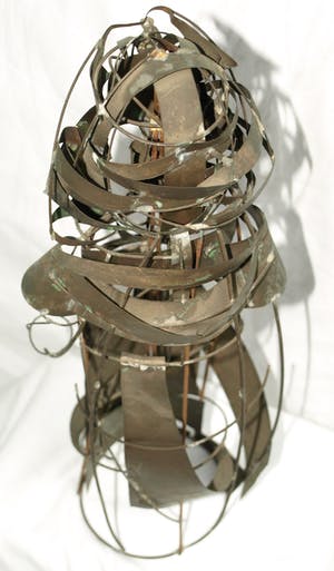 Niet of onleesbaar gesigneerd - Beeld van blik en ijzerdraad, “Koningin” – 34 cm hoog kopen? Bied vanaf 10!