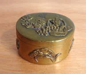 Niet of onleesbaar gesigneerd - Geel koperen pillendoosje verkocht voor € 1!