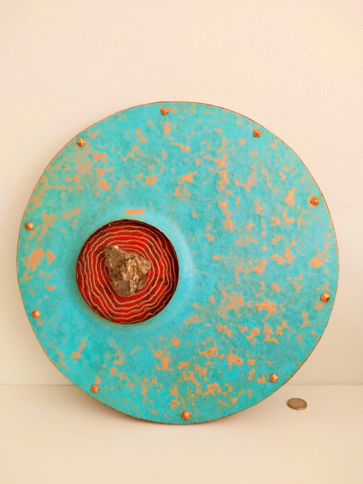 Piet Admiraal - (1911-1987) Prachtig rond kunstwerk van hout/metaal/ edelsteen verkocht voor € 189!