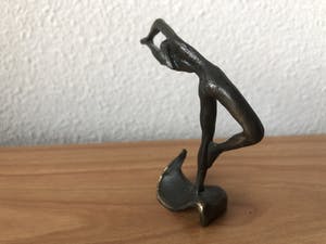 Corry Ammerlaan - Beeldje " Vrouw op de golven in de wind " kopen? Bied vanaf 15!