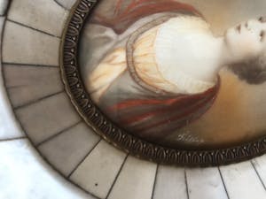 Niet of onleesbaar gesigneerd - 2 Miniatuur schilderijtjes / portretjes ivoor / schildpad - voor 1947 kopen? Bied vanaf 1!