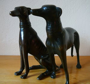 Brons (Onbekend) - Twee hondjes -gepatineerd brons circa 1950- kopen? Bied vanaf 50!