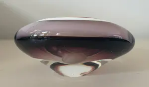 Niet of onleesbaar gesigneerd - Murano - Sommerso paars, roze en witte asbak met rode rand kopen? Bied vanaf 1!