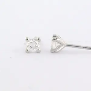 18k wit gouden solitair oorknoppen bezet met briljant geslepen diamant 0.28 ct kopen? Bied vanaf 340!