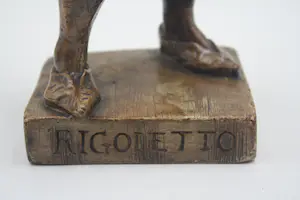 Niet of onleesbaar gesigneerd - Prachtig Rigoletto Beeld Gesigneerd (Gips Gepatineerd) 20e eeuw kopen? Bied vanaf 1!