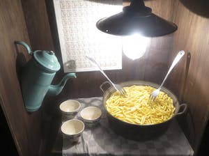 Harry Heyink - Voorstelling in houten box met lamp: De frieteters (naar Vincent van Gogh) (Groot) kopen? Bied vanaf 1!