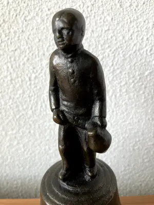 Brons (Onbekend) - Zware massief bronzen tafelbel met beeld van de Kruikenzeiker er op. kopen? Bied vanaf 65!