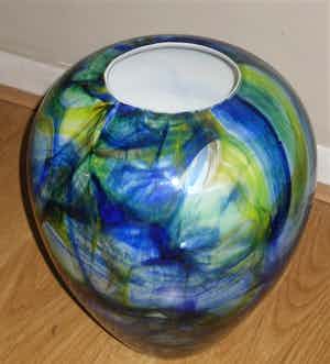 Niet of onleesbaar gesigneerd - Handgeblazen vaas verkocht voor € 1!