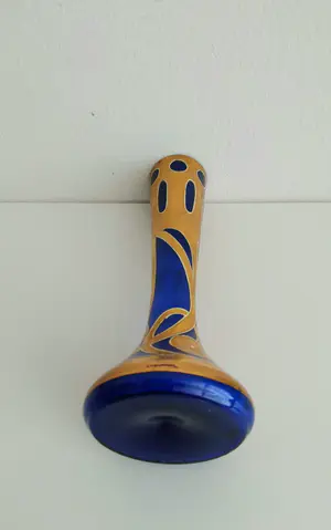 Niet of onleesbaar gesigneerd - Prachtige vaas blauw glas met gouden Art Deco-patroon kopen? Bied vanaf 1!