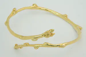 69 - Zware, markant vormgegeven en massief 18Krt gouden "boomtak" armband kopen? Bied vanaf 1860!