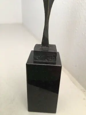 Corry Ammerlaan - Sculptuur “ Elkaar op handen dragen “ Gesigneerd kopen? Bied vanaf 1!