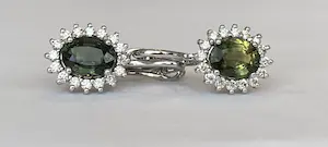 18-kt Witgouden oorbellen met groene saffier, ca 3,00 karaat en diamanten kopen? Bied vanaf 1100!