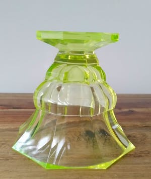 Niet of onleesbaar gesigneerd - 8-kantige vintage vaas van uraniumglas kopen? Bied vanaf 1!