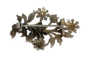 Fraaie antieke veerbroche ca. 1900 met 19 roosdiamanten kopen? Bied vanaf 395!