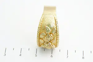 183- Grote & mooi bewerkte 18 krt geel gouden "Rozen met blad" unisex ring kopen? Bied vanaf 740!