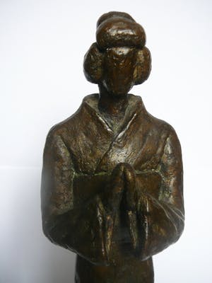 Brons (Onbekend) - Biddende vrouw in kimono -brons- kopen? Bied vanaf 75!